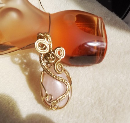 Rózsakvarc csepp sárgaréz foglalattal