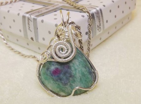 Zoizit rubinnal ezüstözött foglalatban